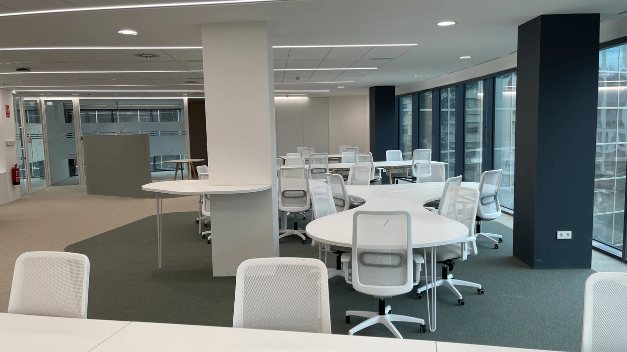 Espacio abierto con mesas de geometría variable