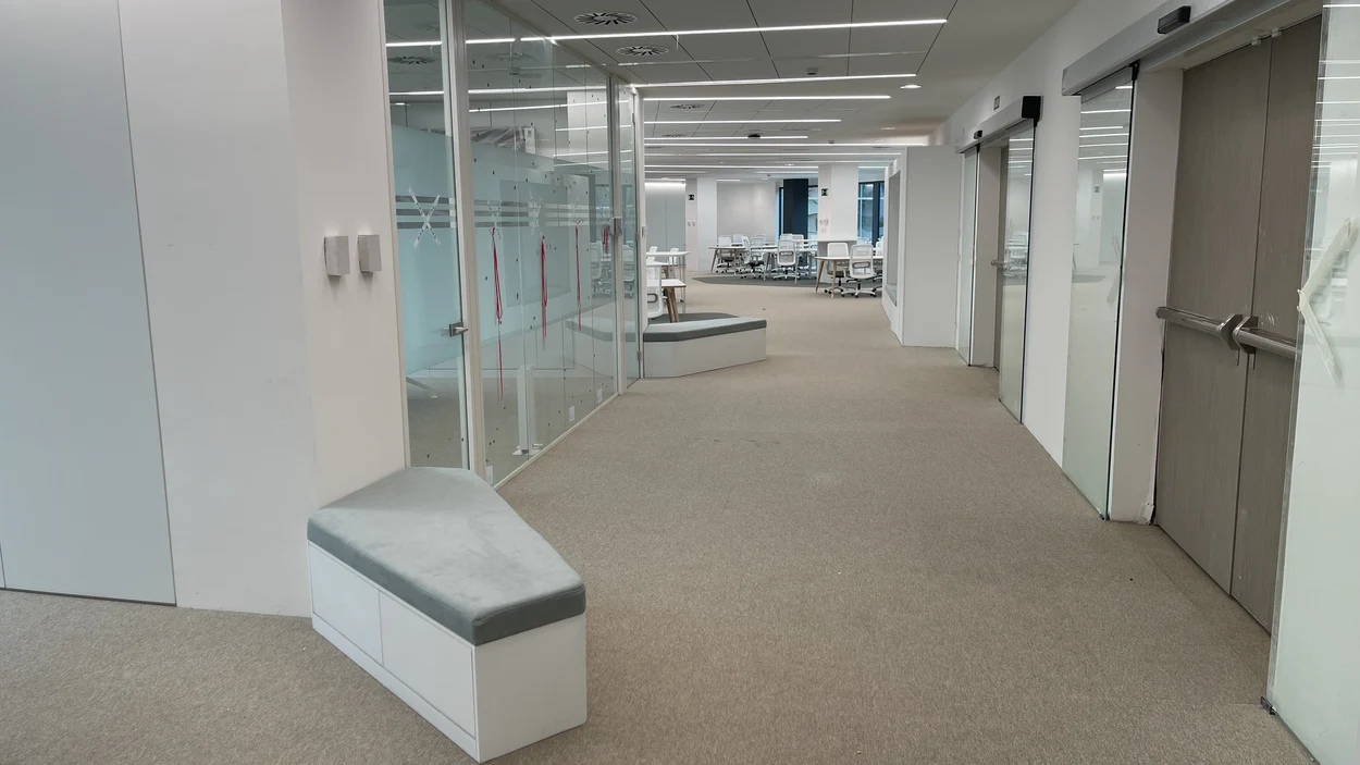 Se han aprovechado zonas de paso para añadir pequeños espacios de almacenaje y descanso