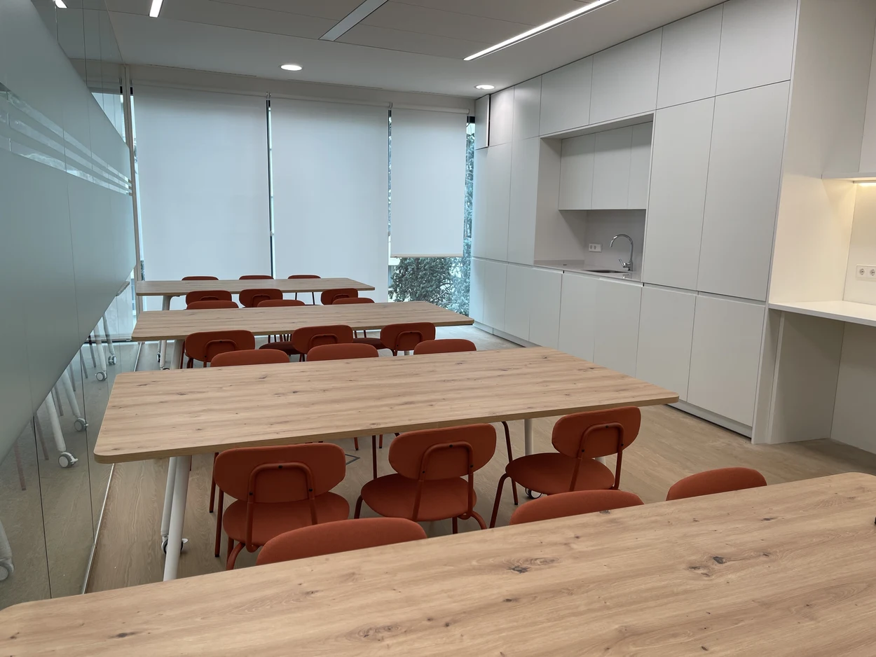 Cada planta está dotada con una zona office de comida y descanso