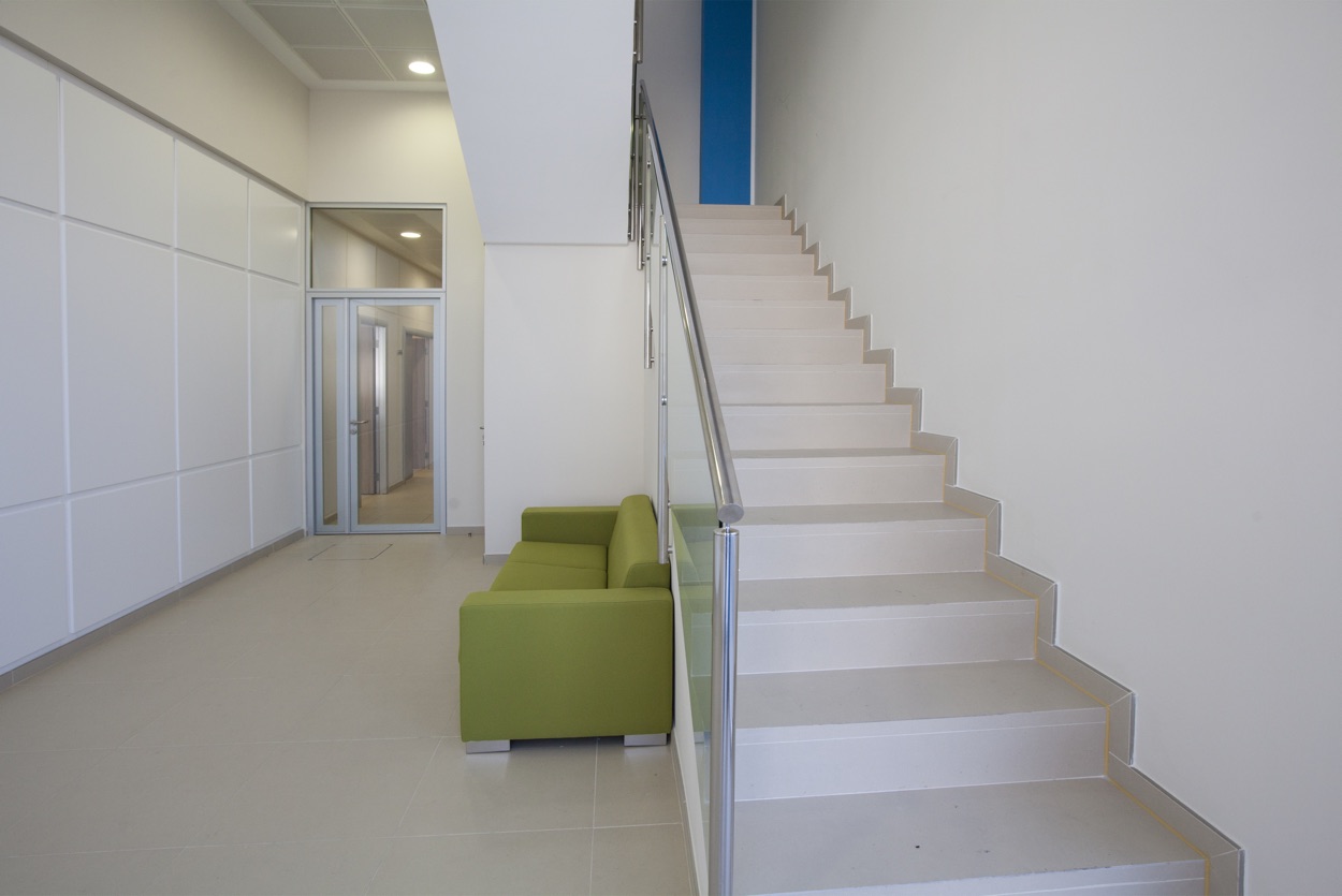 La escalera que une las diversas plantas del nuevo edificio de Pintacar