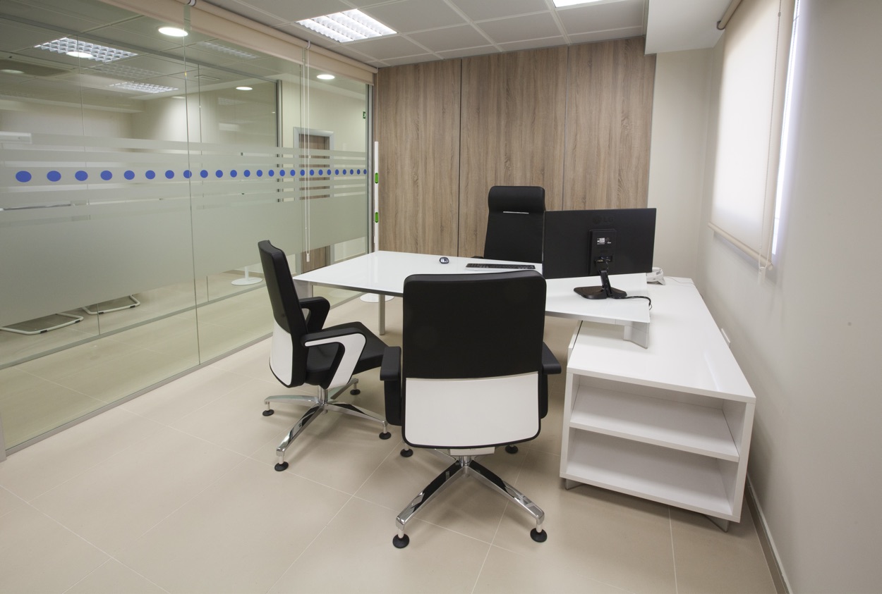 Uno de los despachos elaborados en las oficinas, con mamparas translúcidas que dan sensación de amplitud