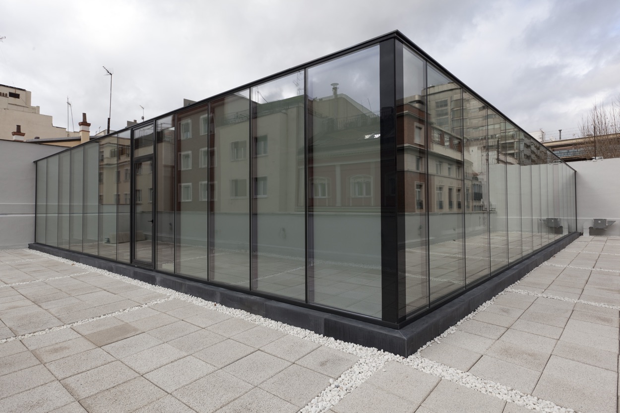 El cristal y las transparencias contrastan con la arquitectura tradicional del edificio